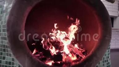 柴<strong>火烧</strong>在柴火炉里.. <strong>传统</strong>的粘土炉。 有明火的格鲁吉亚粘土炉。